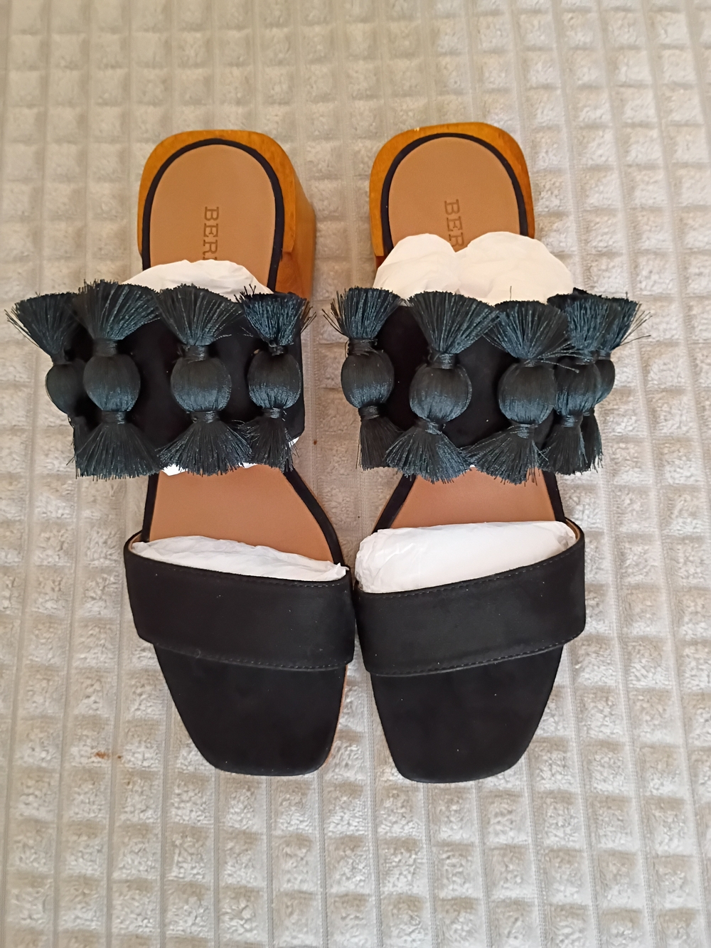BERNARDO BELLA BLACK SUEDE TASSEL SLIDE SANDALS – Size 8